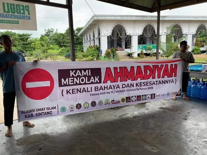 Spanduk penolakan Ahmadiyah di Sintang, Kalimantan Barat